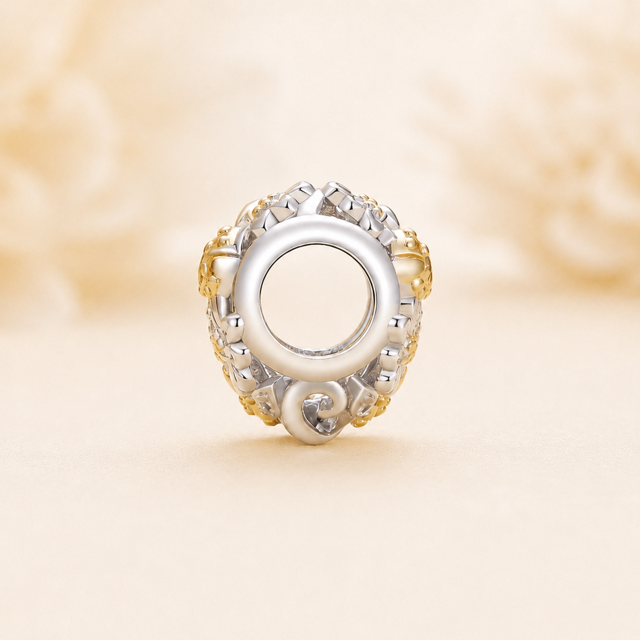 Close-up of the Flokiri heart charm, 925 sterling silver | Asttery