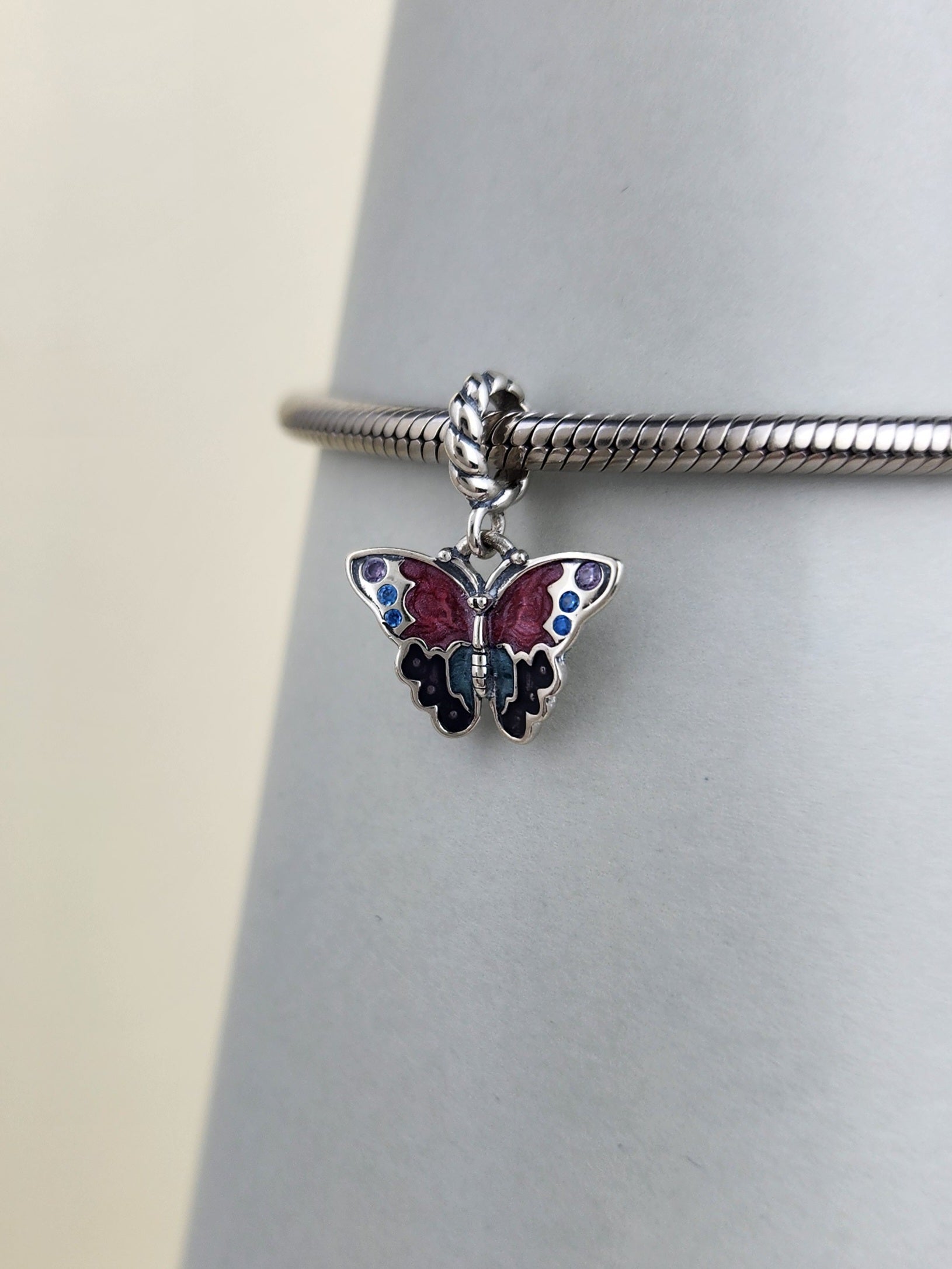 Dangle butterfly-shaped charm in sterling silver with vibrant enamel and violet-blue zirconia | Asttery