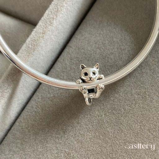 Sterling silver kitten charm with raised ears and open arms in polished finish | Asttery