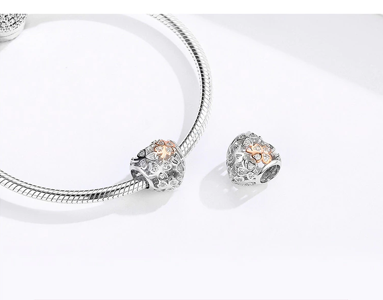 Clover charm on bracelet, symbol of rare luck and poetic elegance | Asttery