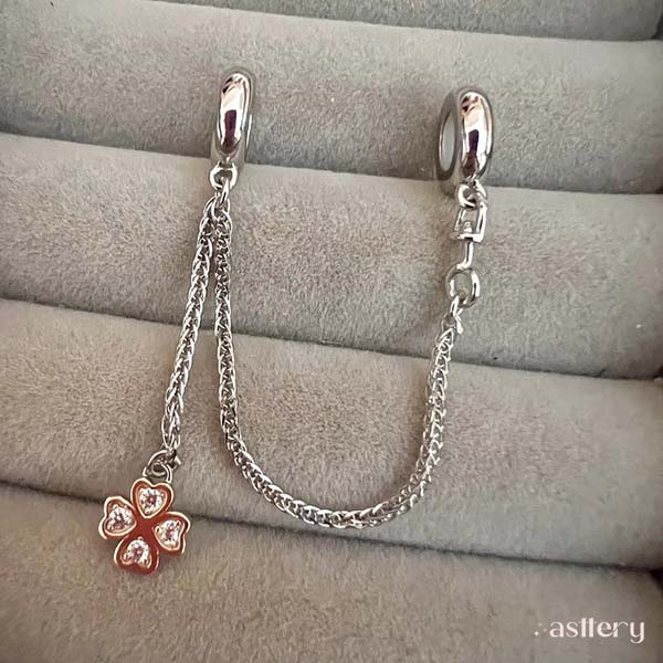 Feyllin safety chain featuring four-leaf clover and cubic zirconias | Asttery