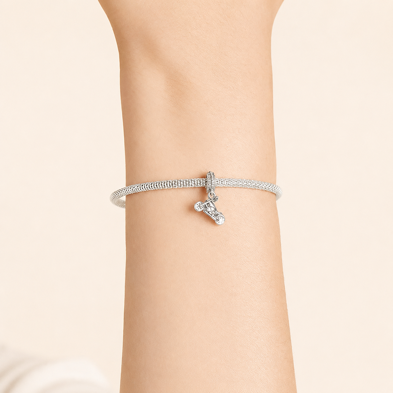 Kinetor charm showing the silver motorbike with oxidized depth effects 925 silver | Asttery