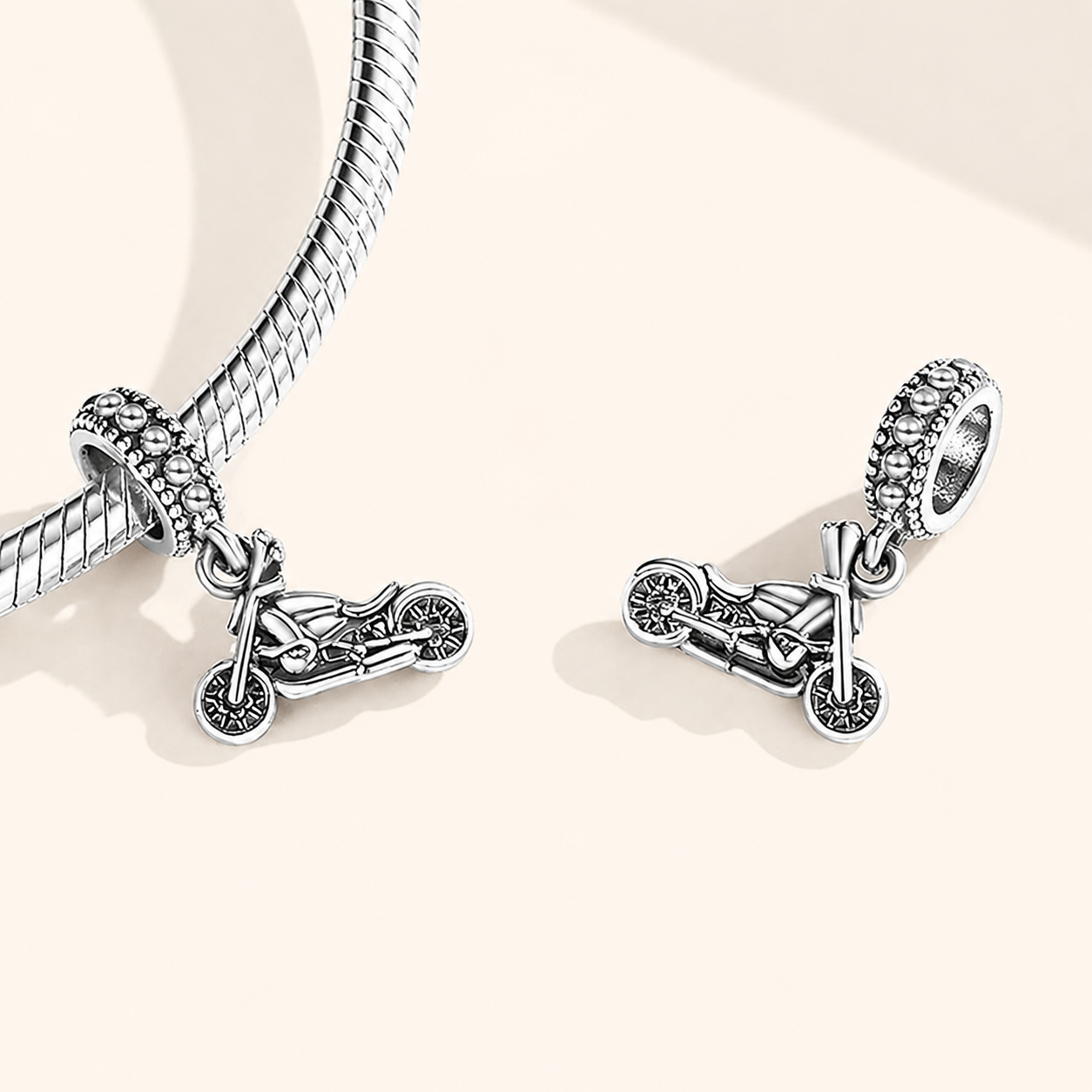 Kinetor charm in 925 silver with detailed motorbike | Asttery