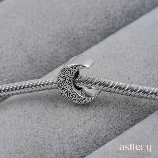 Lúnara moon charm in silver on a bracelet, symbol of mystery and gentle light | Asttery
