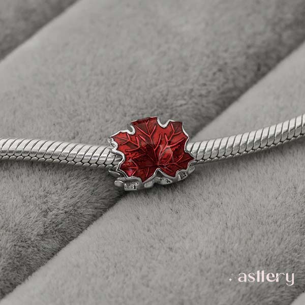 Sterling silver maple leaf charm with symbolic autumn design | Asttery