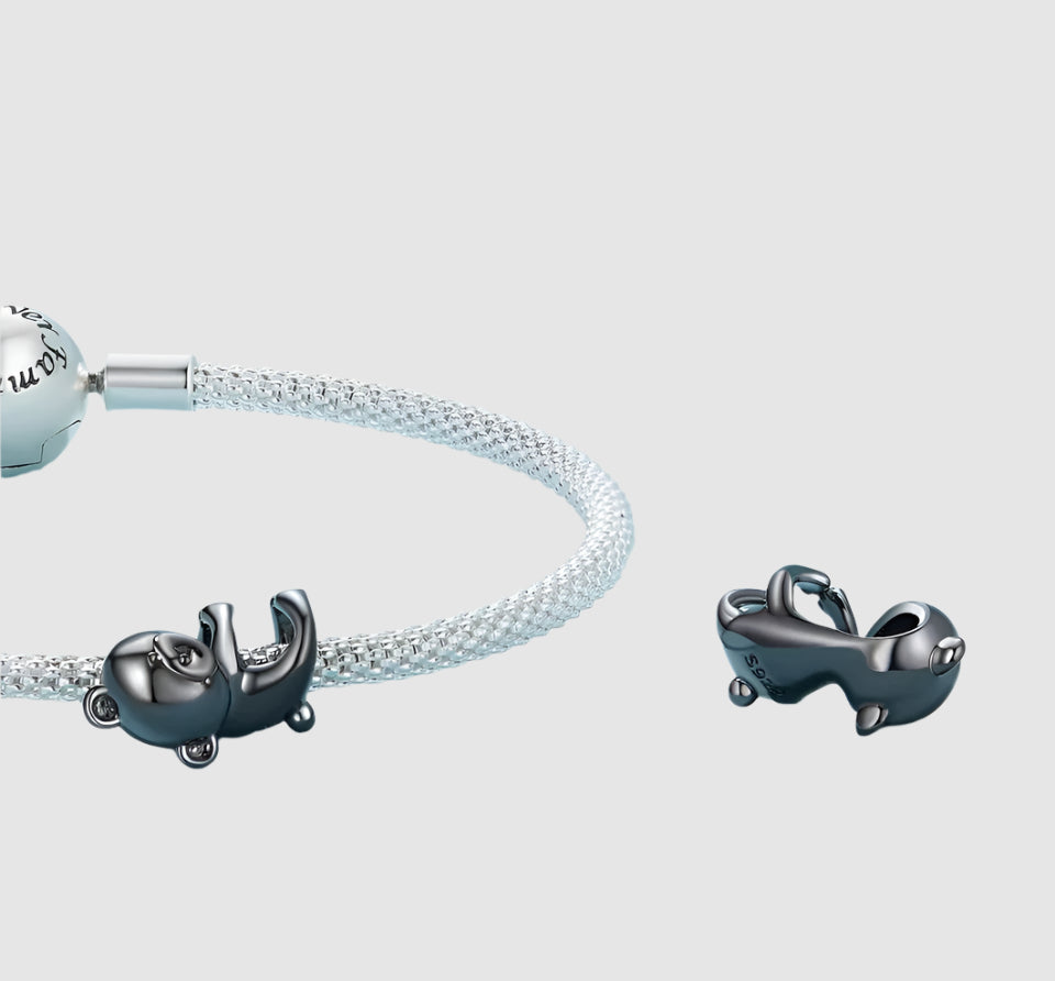 Noxari charm on bracelet, symbol of lighthearted affection and modern softness | Asttery