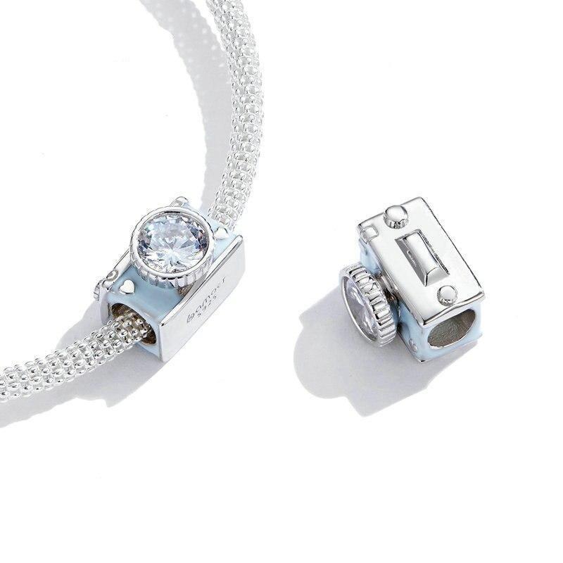Camera-shaped charm with heart details and sparkling stone in silver | Asttery
