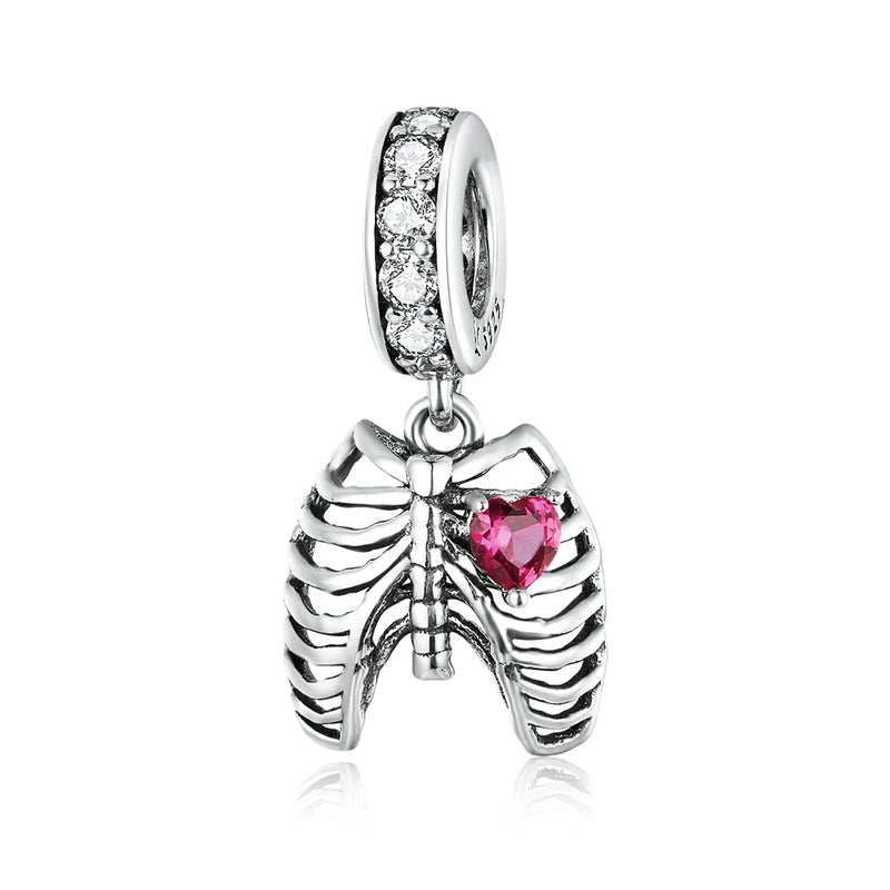 Cavelle charm shaped like a ribcage with pink heart in 925 silver and zirconia | Asttery