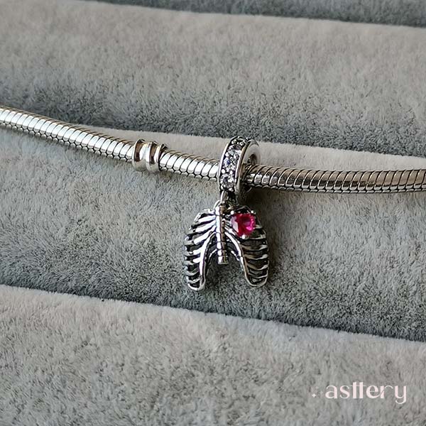 Cavelle charm on bracelet, symbol of tender strength and raw emotion | Asttery