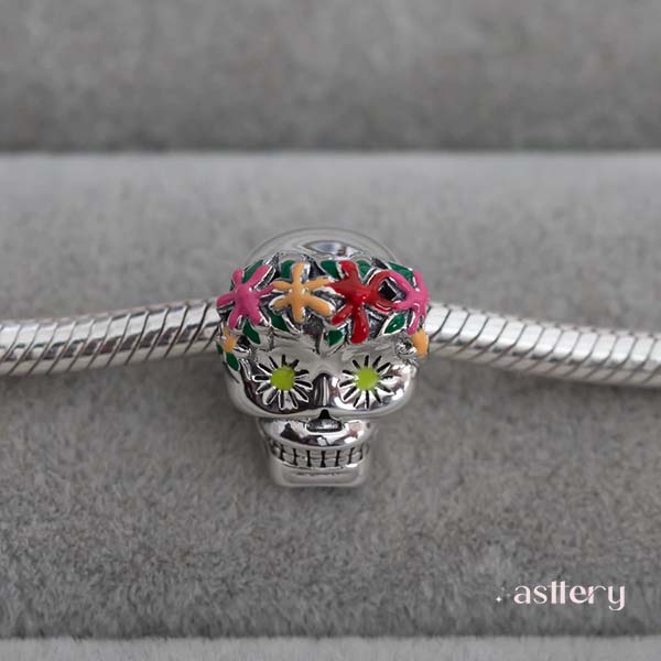 Calith charm with hand-enamelled floral details | Asttery