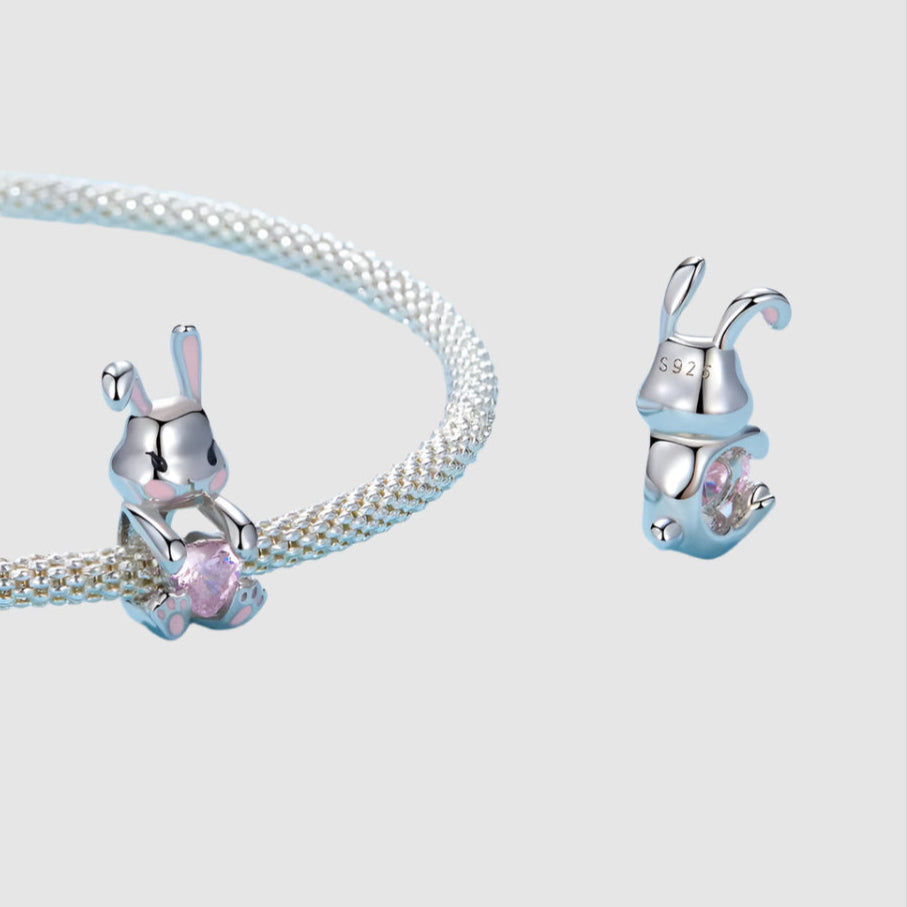 Serelle charm on bracelet, a symbol of tenderness and sweet affection | Asttery