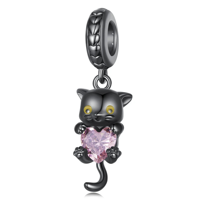 Suki cat charm in black-plated 925 silver holding a pink heart | Asttery